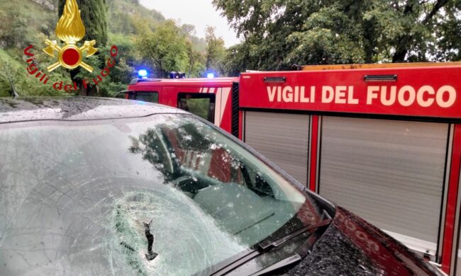 Sasso si stacca dalla parete rocciosa e colpisce un’auto: paura per tre giovani