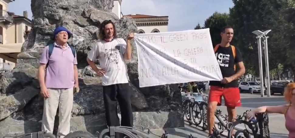 Manifestazione no green pass in piazza Cermenati