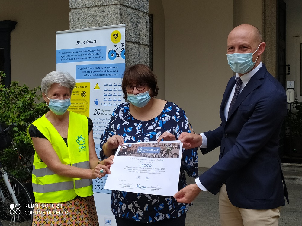 ComuniCiclabili: consegnata la bandiera a Lecco
