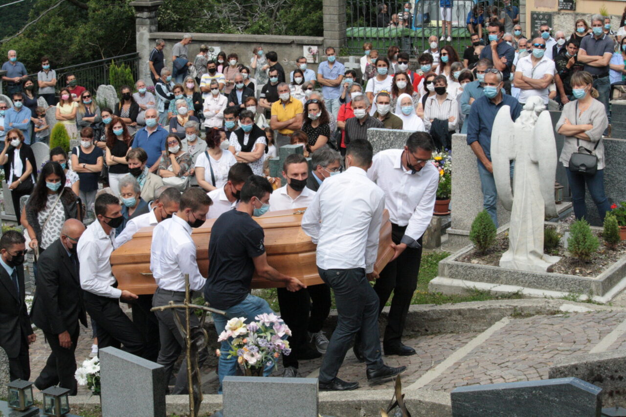 L’addio a don Graziano Gianola nella sua Premana: “Lui vorrebbe squarciare i cieli per consolare la mamma e i fratelli”