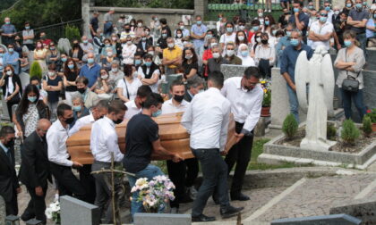 L'addio a don Graziano Gianola nella sua Premana: "Lui vorrebbe squarciare i cieli per consolare la mamma e i fratelli"