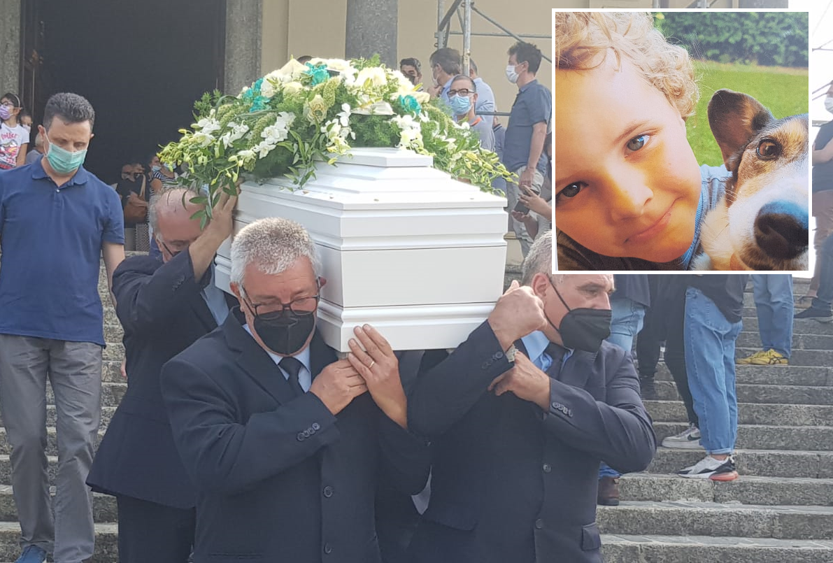Straziante addio al piccolo Andrea Casiraghi. “Si può morire a 8 anni? Neanche Dio ci dà la risposta”