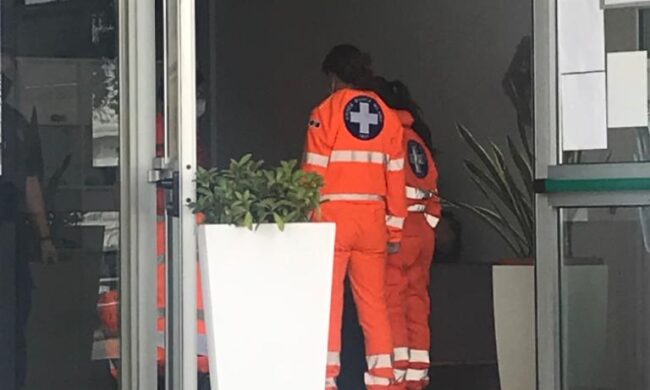 Guardia giurata si ferisce con la sua pistola, ricovero in ospedale