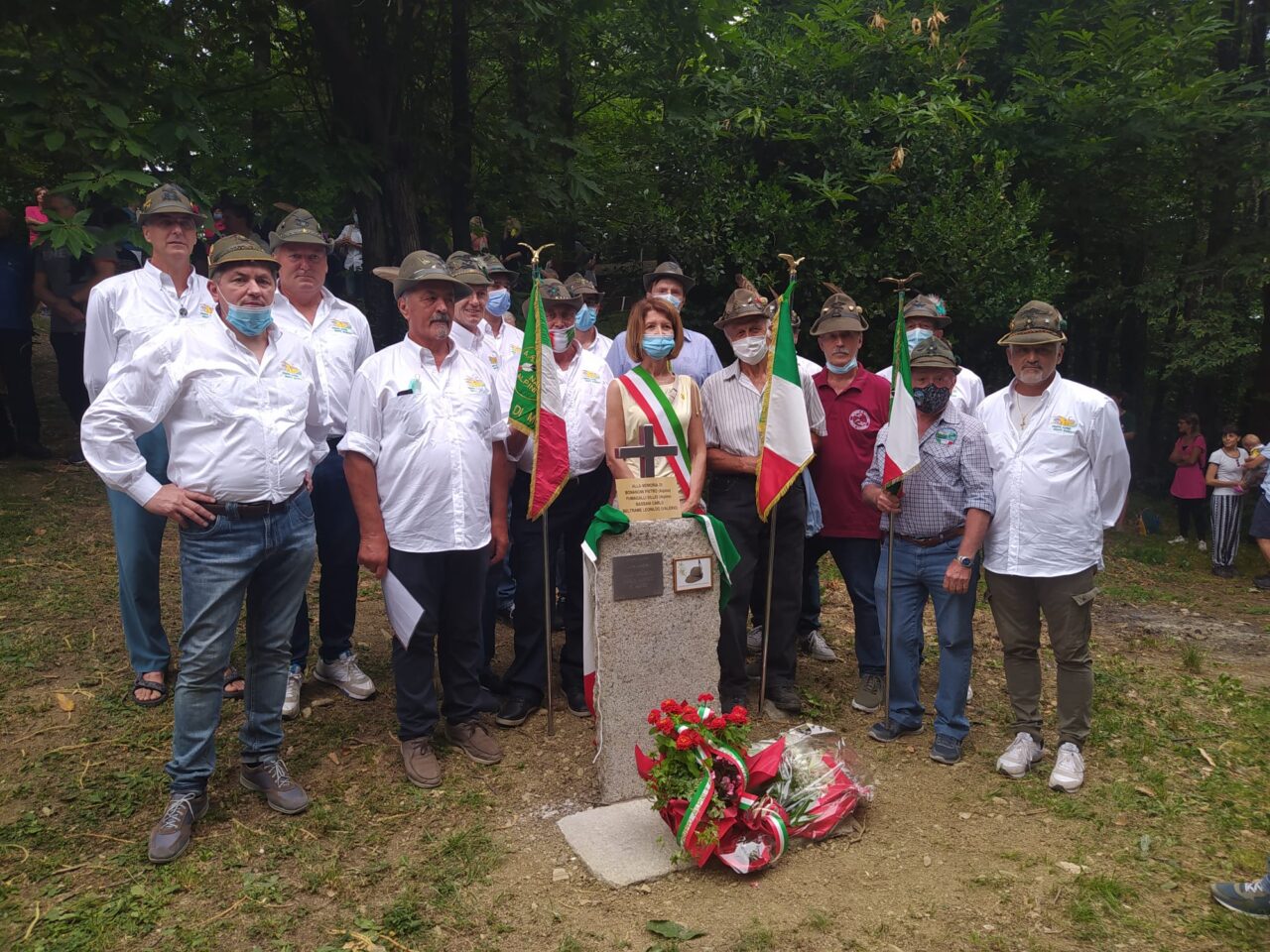 Un “sasso” per ricordare gli alpini che hanno salvato la chiesa di Santa Margherita