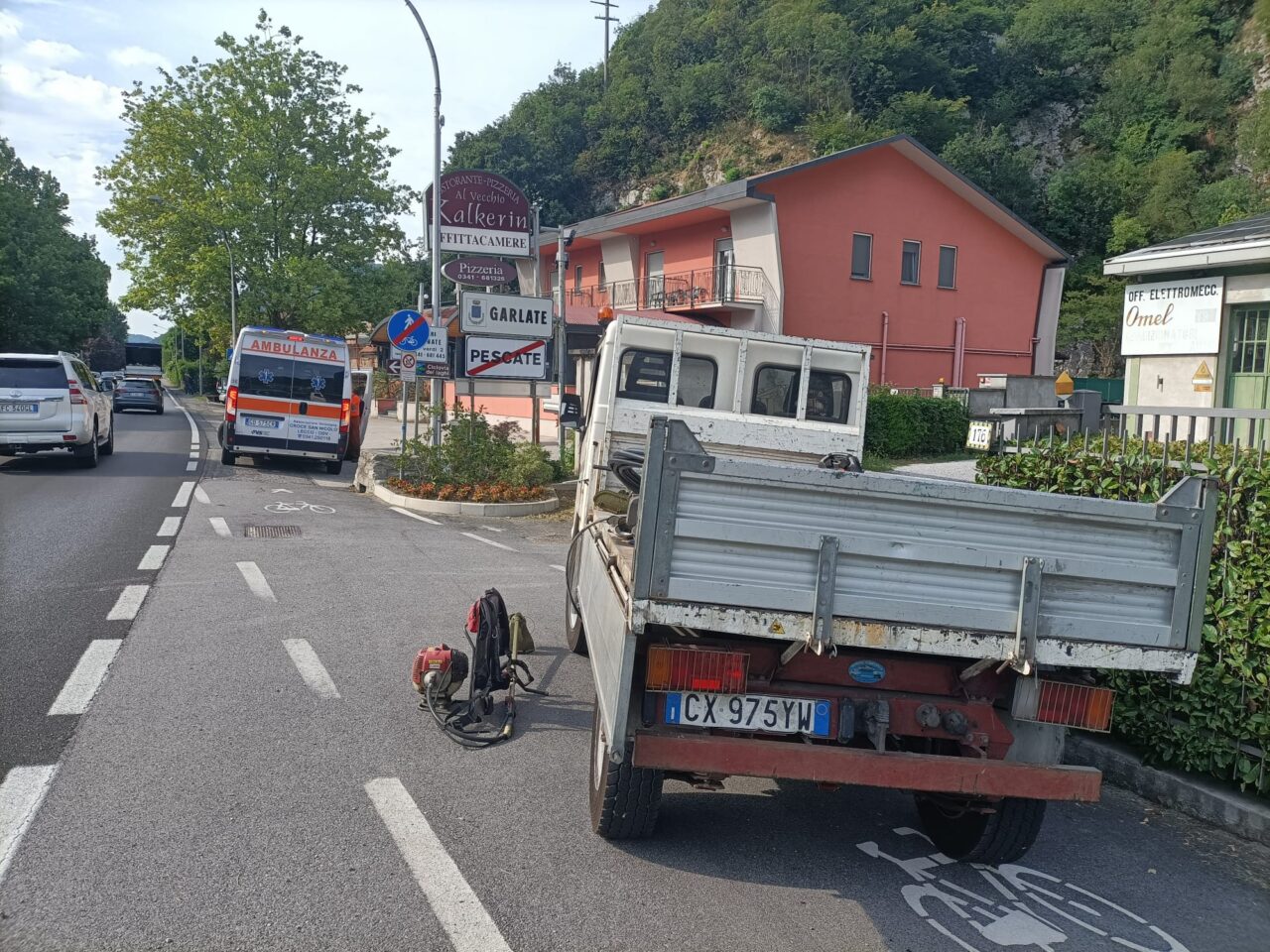Operatore ecologico investito da furgone della consegna farmaci