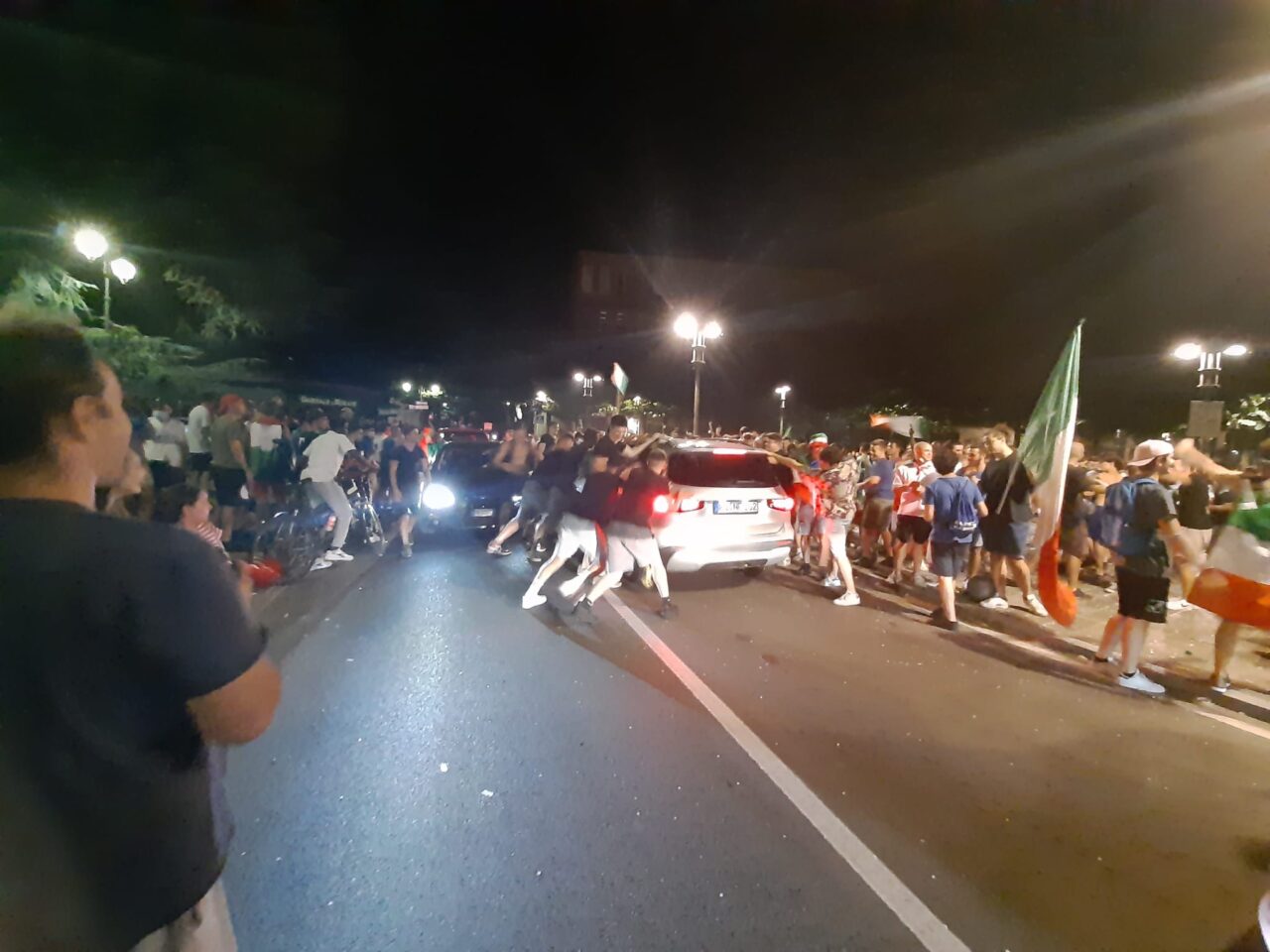 Italia Campione d’Europa: Lecco esplode, feste (e qualche eccesso) in tutta la provincia. 29enne ferito con un  vetro in una lite