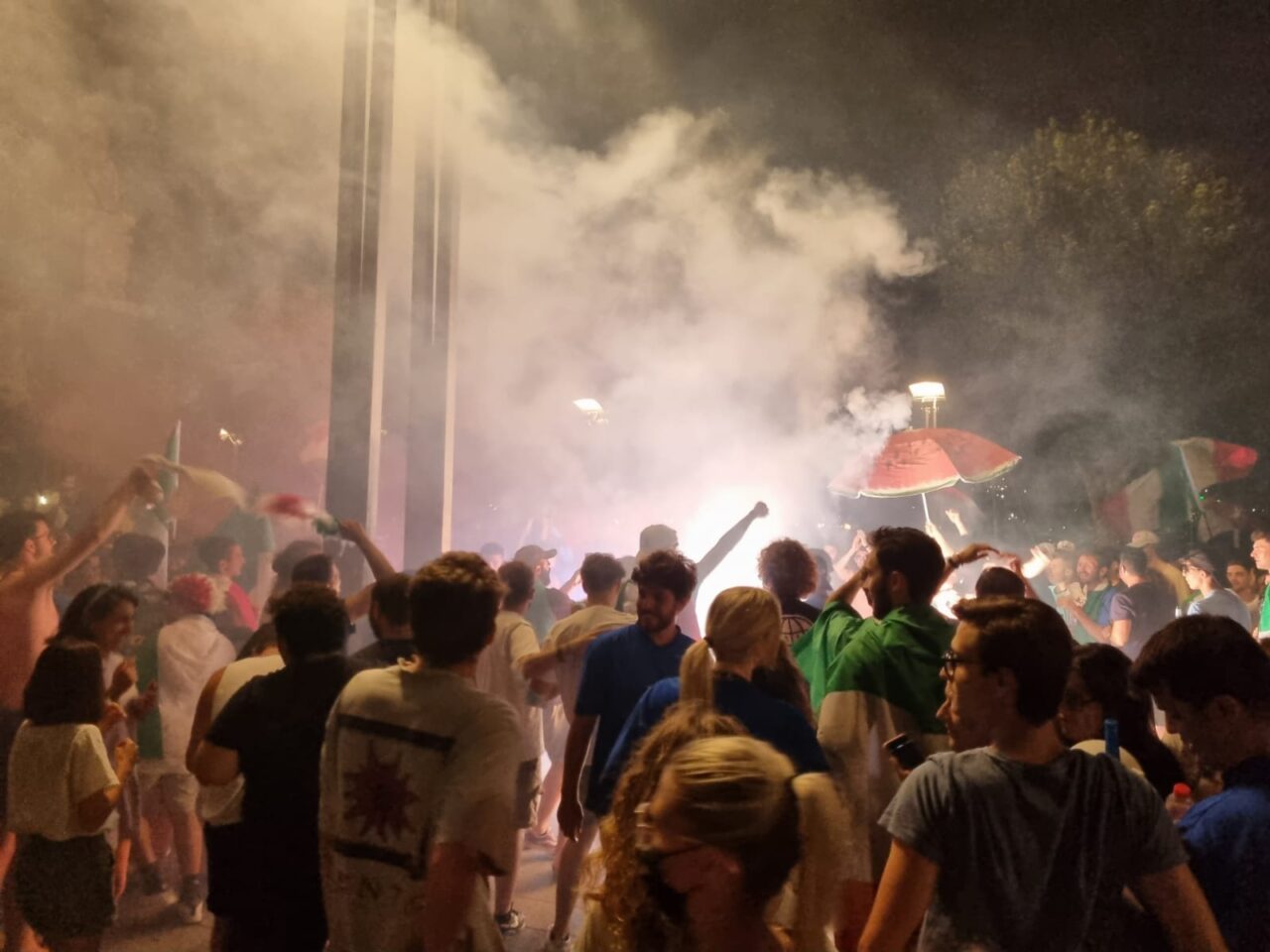 Poliziotto interviene per difendere una ragazza: aggredito a Lecco durante la festa per la vittoria dell’Italia agli Europei