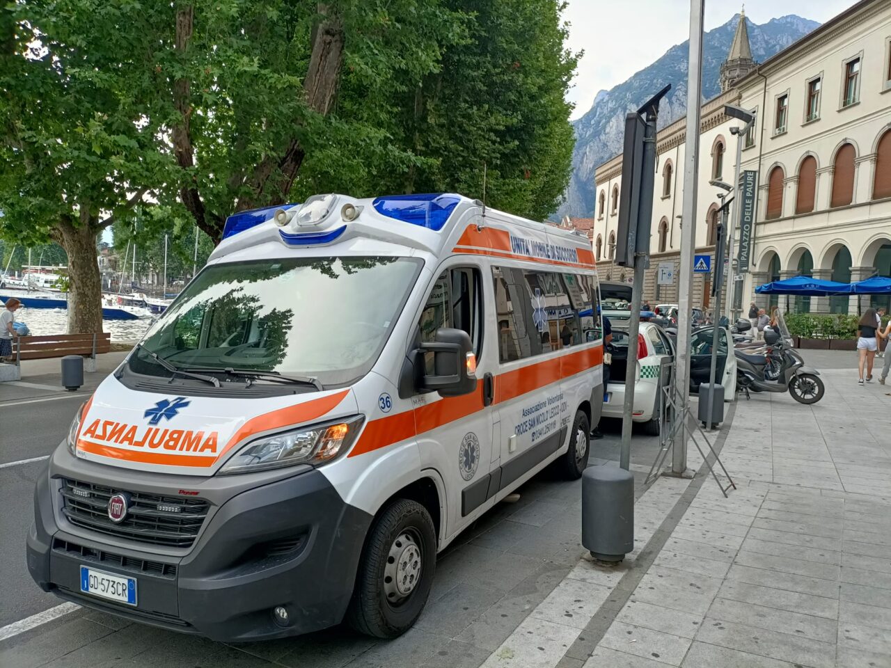 Anziano finisce nella acque del lago a Lecco