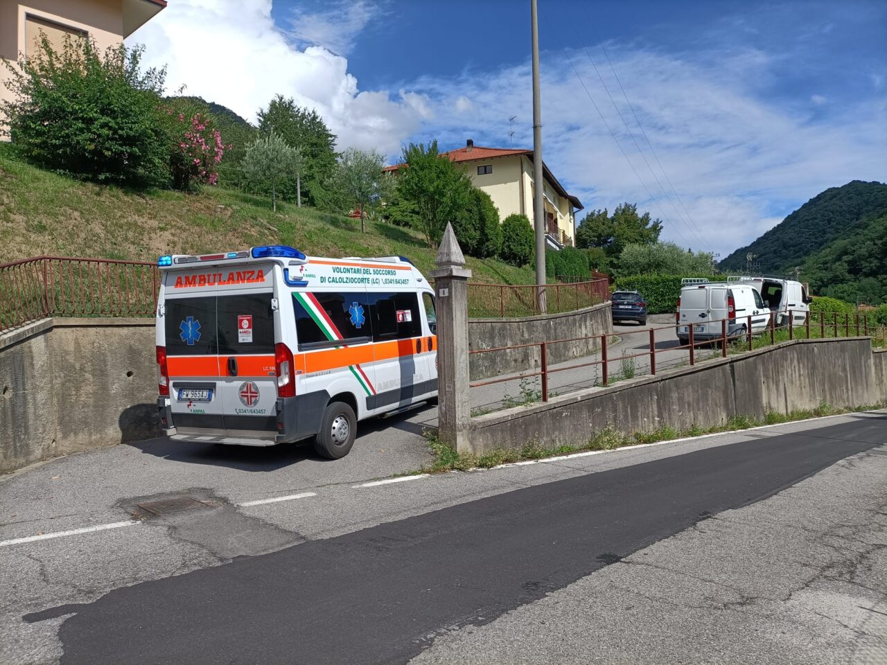 Cade dalle scale: la volontaria che lo soccorre si sente male e picchia la testa
