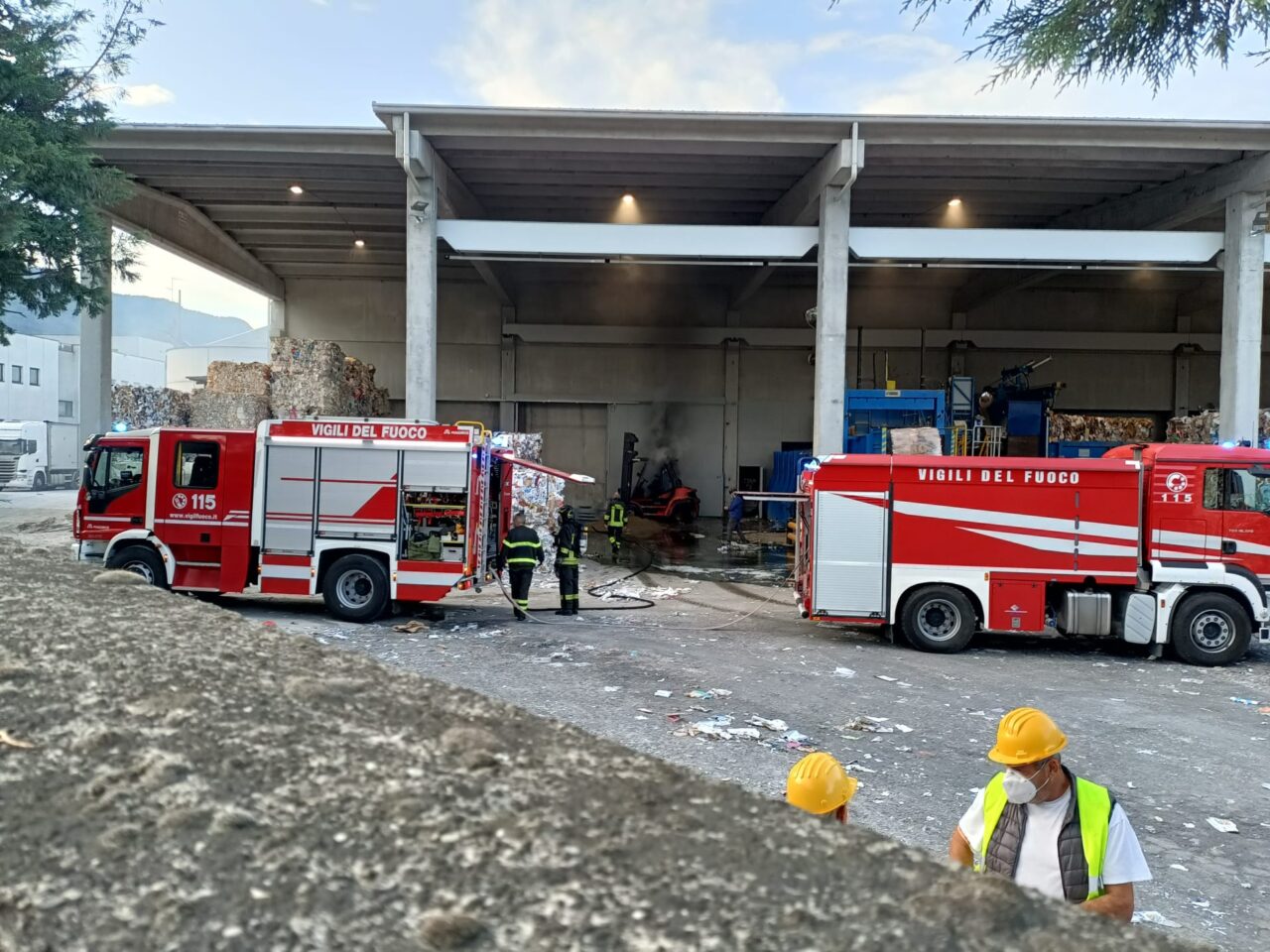 Si incendia un muletto all’alba: paura in cartiera