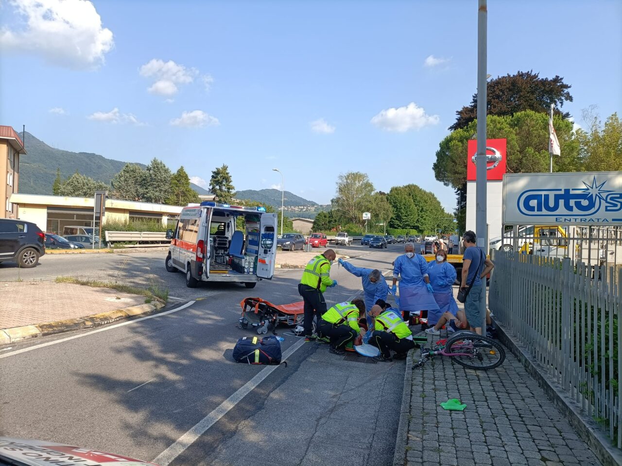 Moto contro bici, schianto sulla Provinciale: due in ospedale