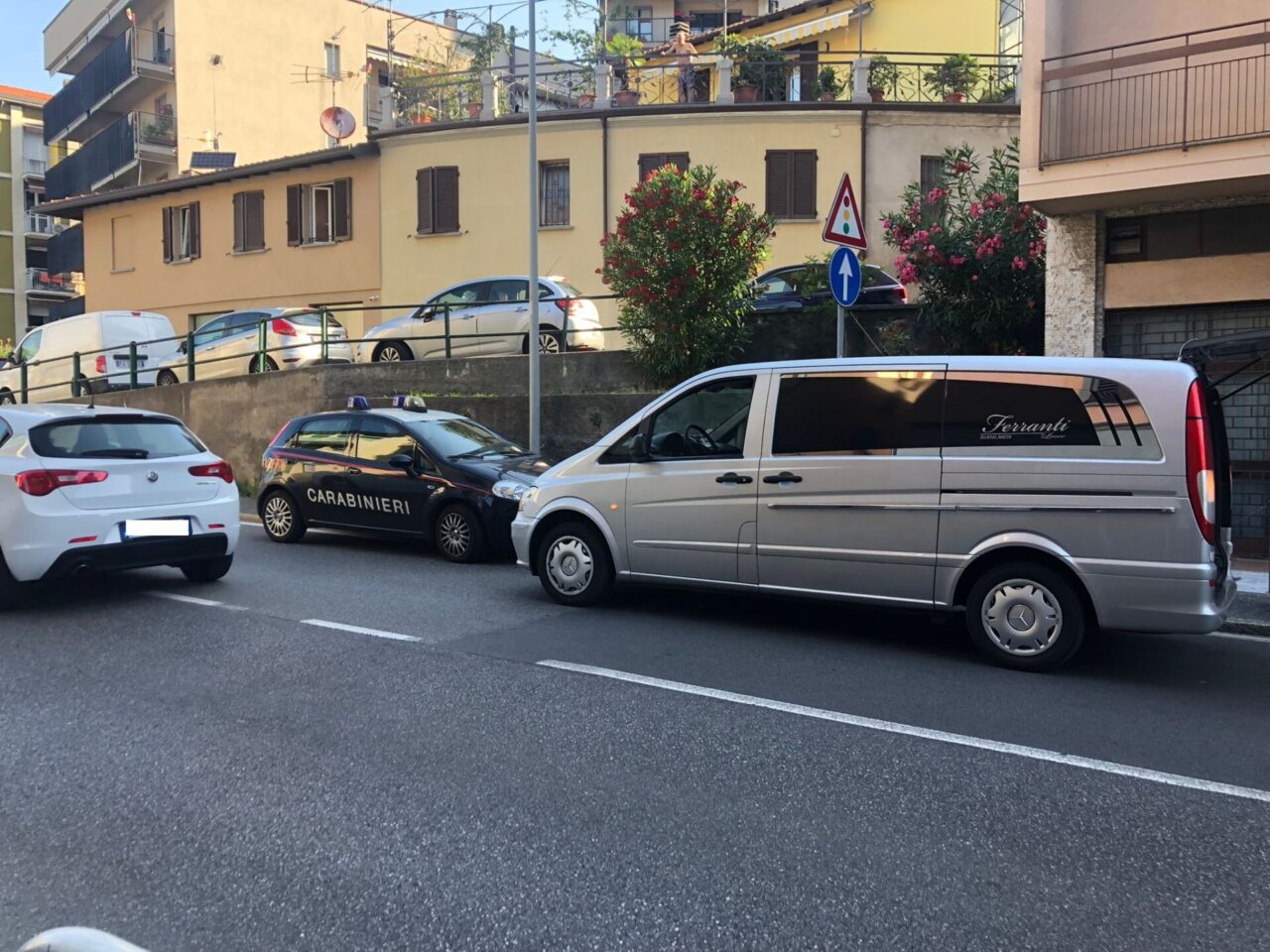 Precipita da un palazzo all’alba: pensionato senza scampo