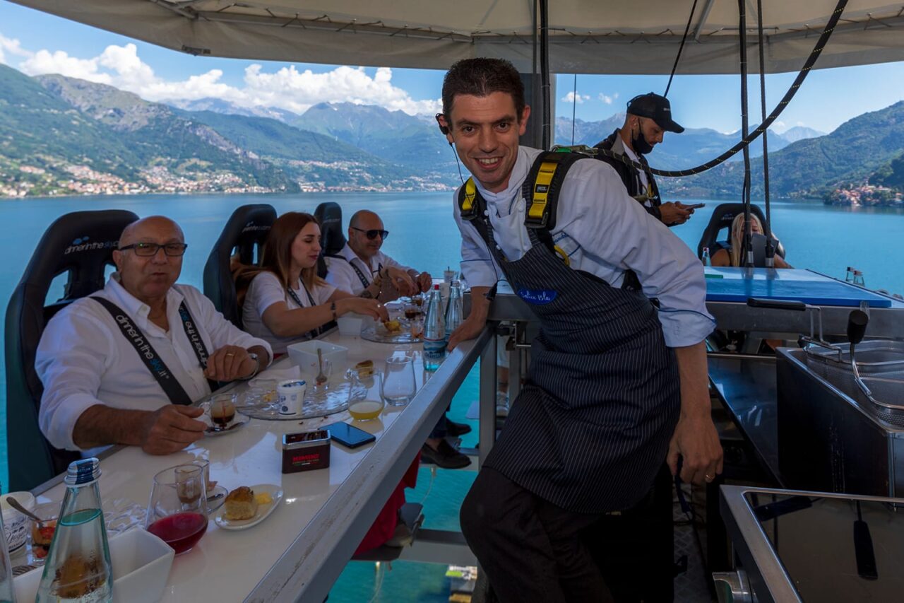 Dinner in the sky sul Lago: in 1400 hanno banchettato a 50 metri di altezza