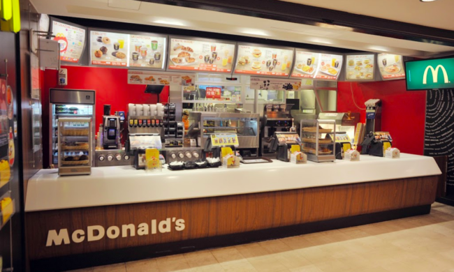 Alla faccia della disoccupazione: McDonald’s non riesce a trovare personale