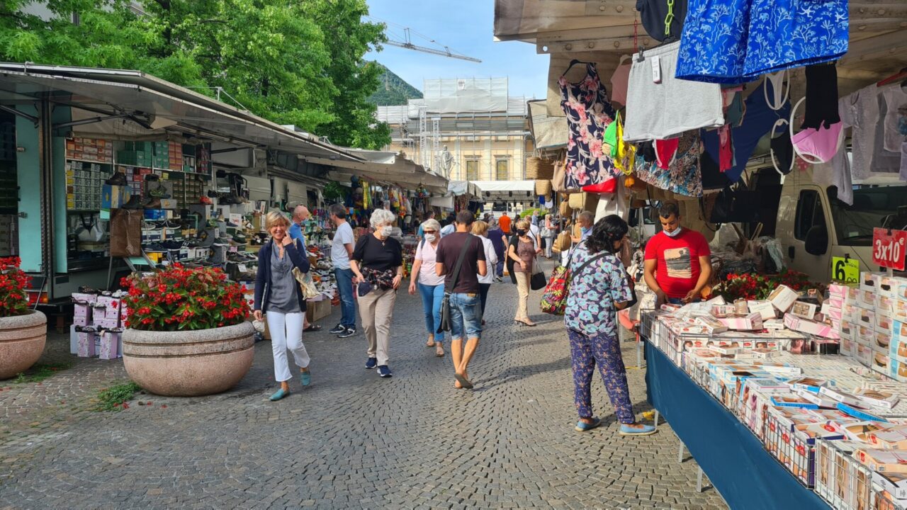 Torna il mercato in centro Lecco e si lavora per portare le bancarelle nei rioni