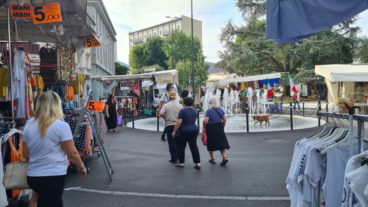 Mercato in centro Lecco, buona la prima
