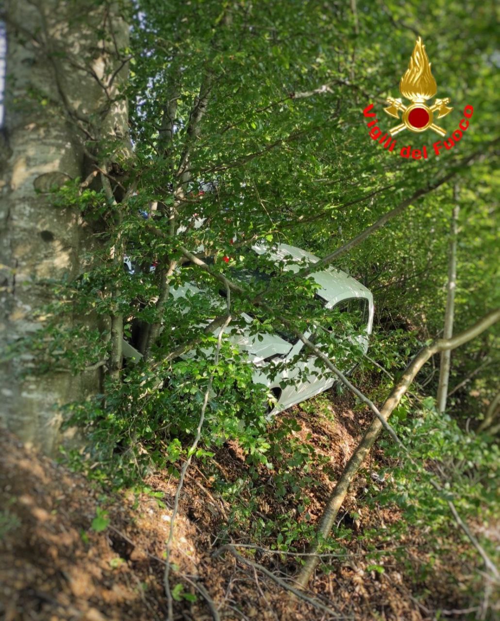 Auto fuori strada al Cainallo: 28enne elitrasportato al Manzoni