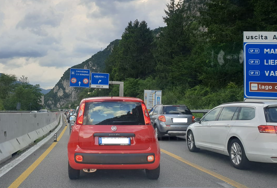 Ieri l’inferno di fuoco, oggi l’inferno di traffico… lasciate ogni speranza se fate la Statale 36