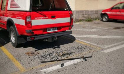 Vandalo spacca il vetro posteriore di un fuoristrada dei Vigili del fuoco