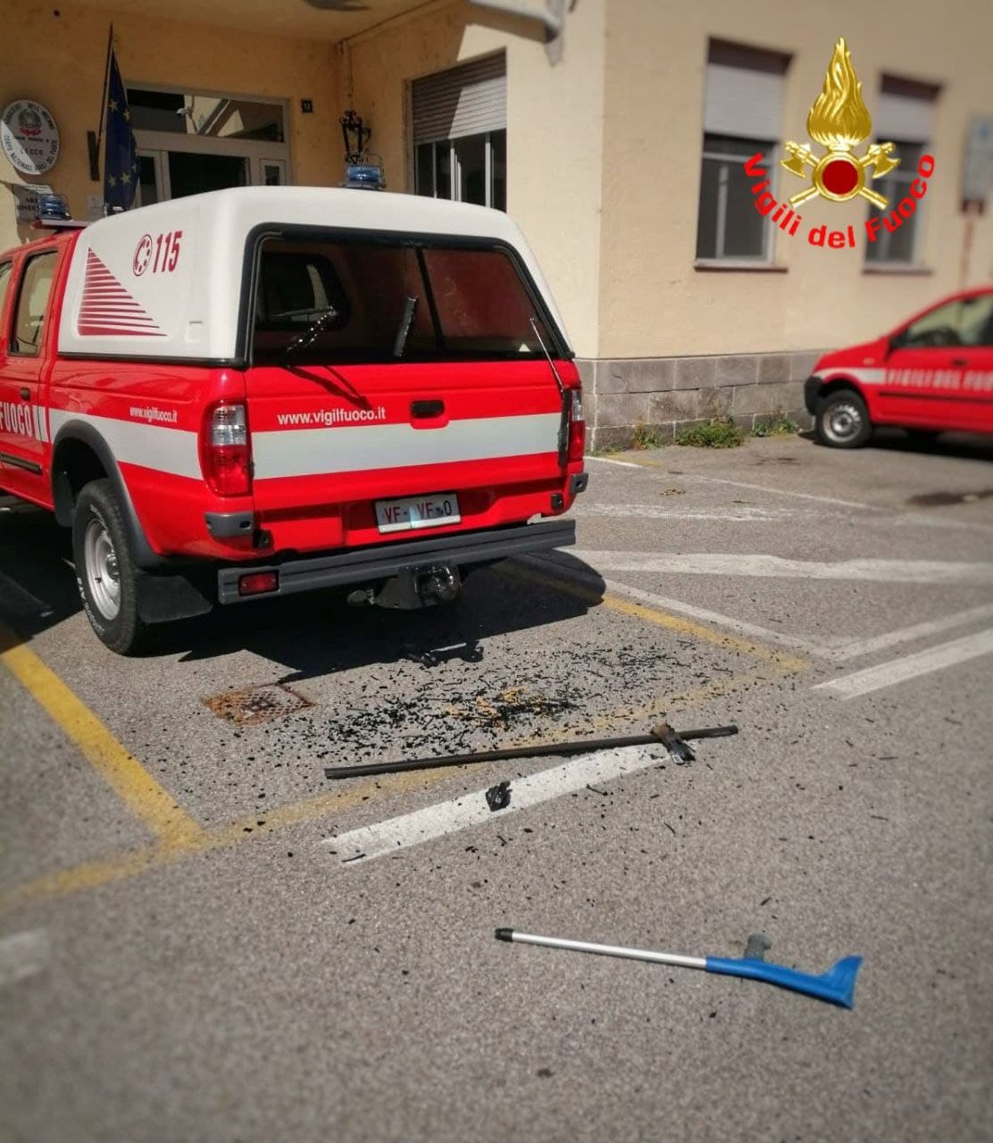 Vandalo spacca il vetro posteriore di un fuoristrada dei Vigili del fuoco