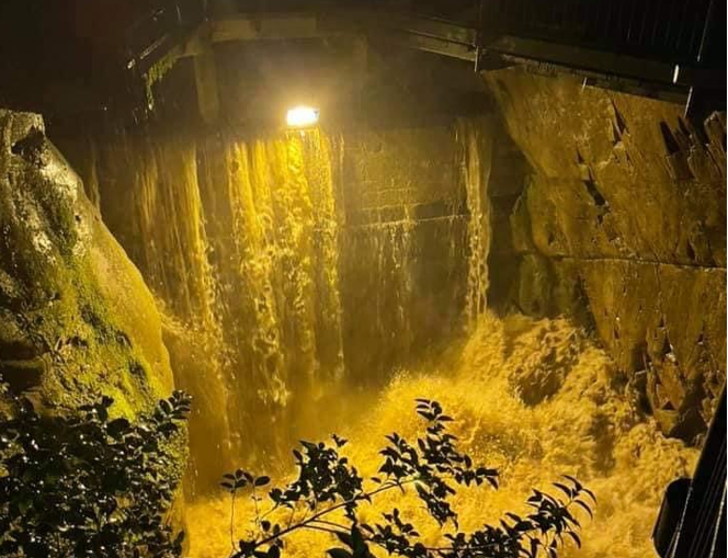 Allarme diga cessato: rientrati gli sfollati. Attivato il Centro coordinamento soccorsi. Le immagini di una notte di paura