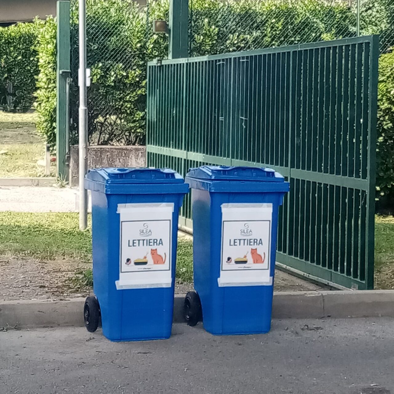 Centro di raccolta, due contenitori per le lettiere degli animali