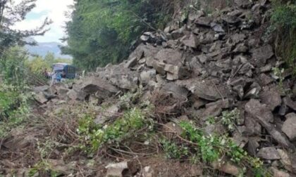 Non c'è pace per il Lario: frana sulla strada tra Osteno e Porlezza