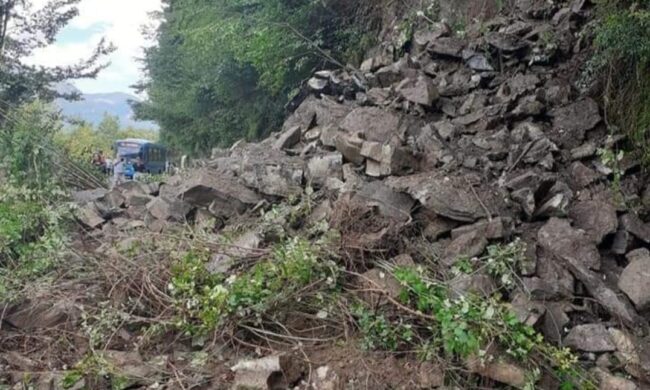 Non c’è pace per il Lario: frana sulla strada tra Osteno e Porlezza