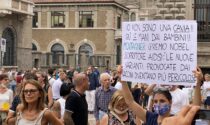 "No green pass": i manifestanti sfilano senza autorizzazione in centro Bergamo