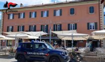 Barista spara fuochi d'artificio non autorizzati e danneggia diverse barche: denunciato e locale chiuso