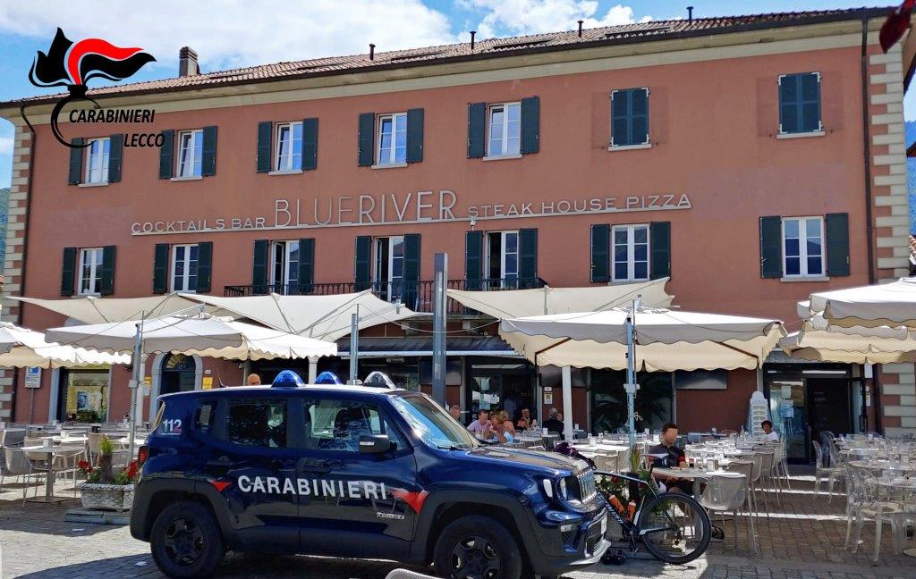 Barista spara fuochi d’artificio non autorizzati e danneggia diverse barche: denunciato e locale chiuso