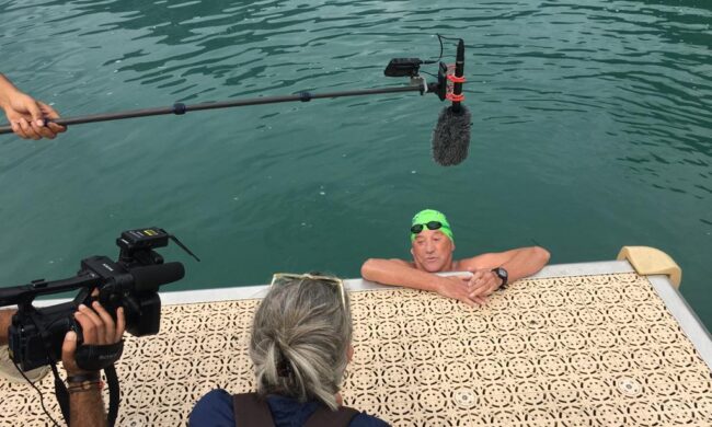 Il regalo per il 76esimo compleanno? Il giro del lago… a nuoto