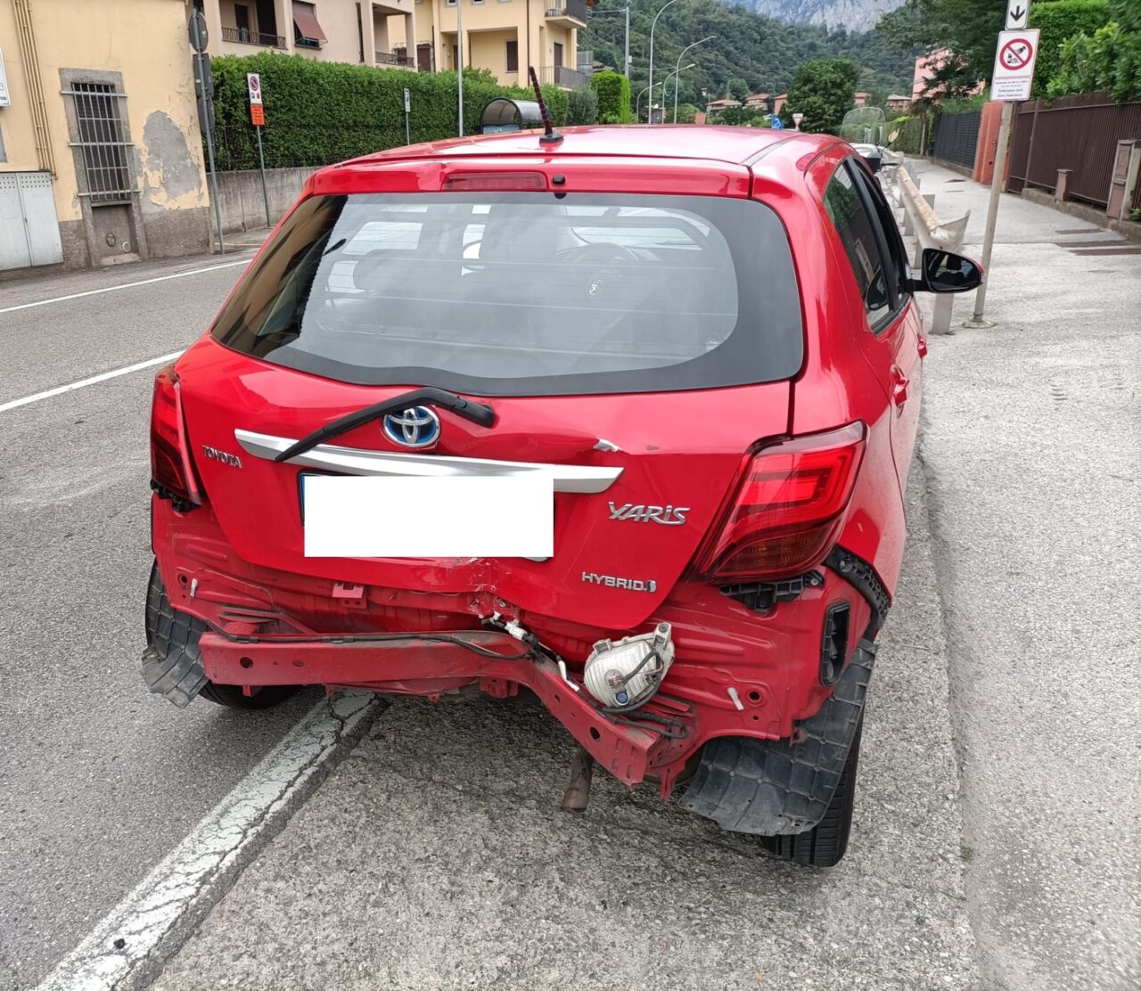 Schianto auto moto: centauro 25enne in condizioni serie
