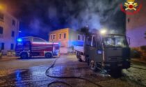 Camion in fiamme nella notte