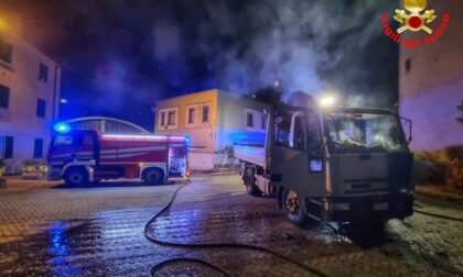 Camion in fiamme nella notte