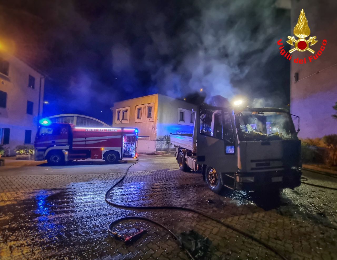 Camion in fiamme nella notte