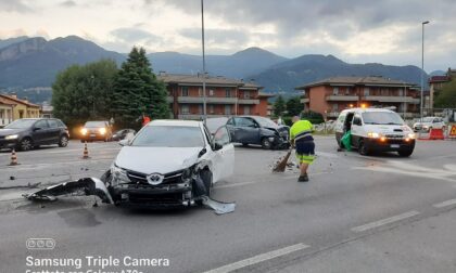 Schianto sulla Provinciale all'alba, macchine distrutte e due feriti