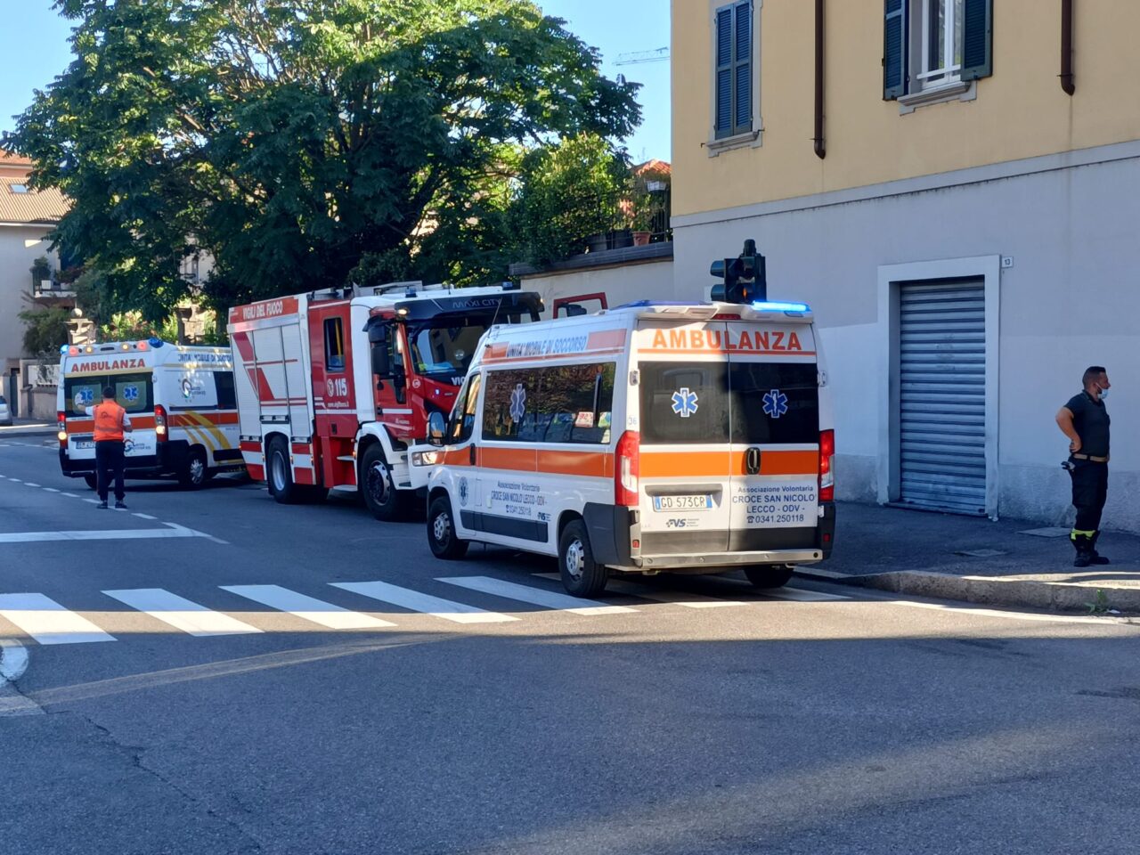 Schianto al semaforo, auto si ribalta:  cinque coinvolti, mamma e figlia in ospedale