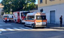 Schianto al semaforo, auto si ribalta:  cinque coinvolti, mamma e figlia in ospedale