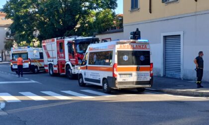 Schianto al semaforo, auto si ribalta:  cinque coinvolti, mamma e figlia in ospedale