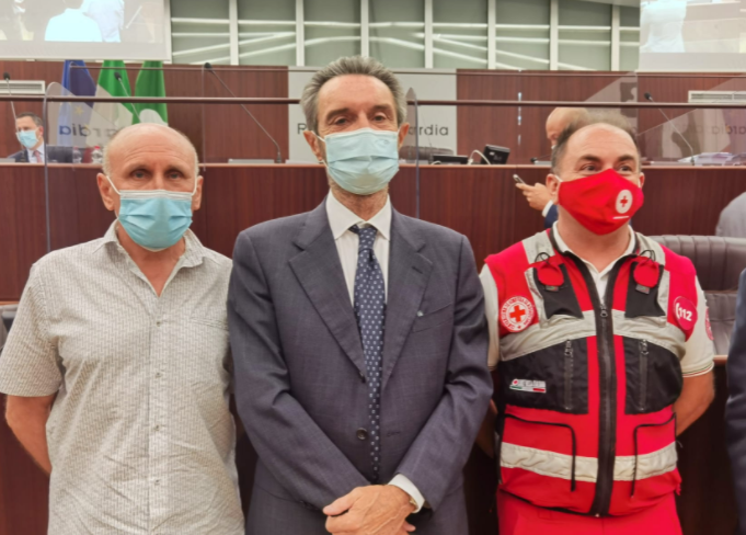 Bus in fiamme: cittadinanza onoraria ad autista e animatore che salvarono 25 ragazzi