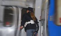 Molestie e atti osceni sul treno davanti a due minorenni, due uomini denunciati