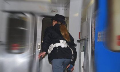 Molestie e atti osceni sul treno davanti a due minorenni, due uomini denunciati