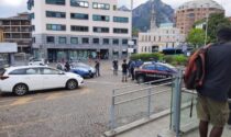 Ancora violenza sui treni a Lecco: agente della Polfer aggredito finisce in ospedale