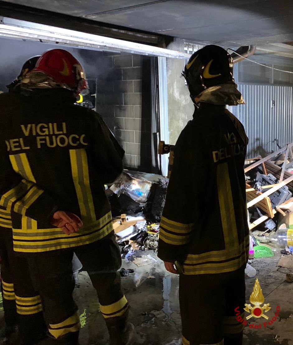 Box prende fuoco, fiamme estinte dai Vigili del Fuoco