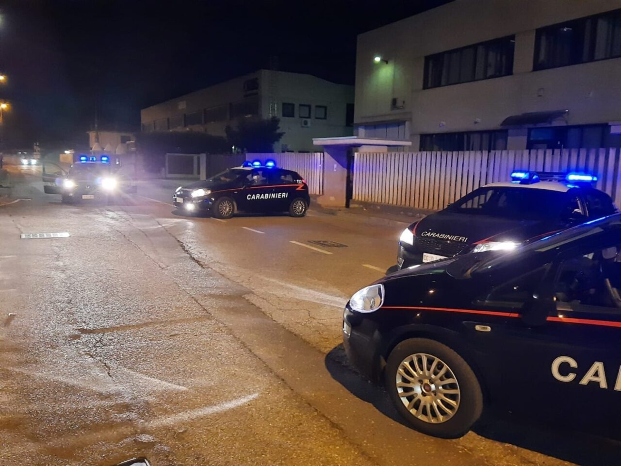 Torturato e abbandonato nudo per strada Inseguimento in Brianza, il fuggitivo era senza patente