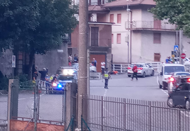 Schianto auto moto in Valle, centauro 18enne in condizioni serie