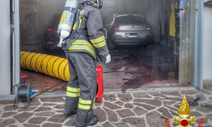 Incendio in un capannone, intossicata una donna. I Vigili del Fuoco salvano il cane dalle fiamme