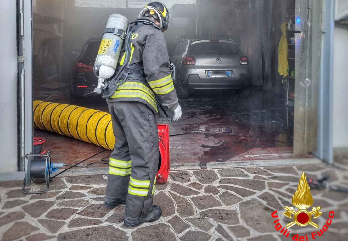 Incendio in un capannone, intossicata una donna. I Vigili del Fuoco salvano il cane dalle fiamme