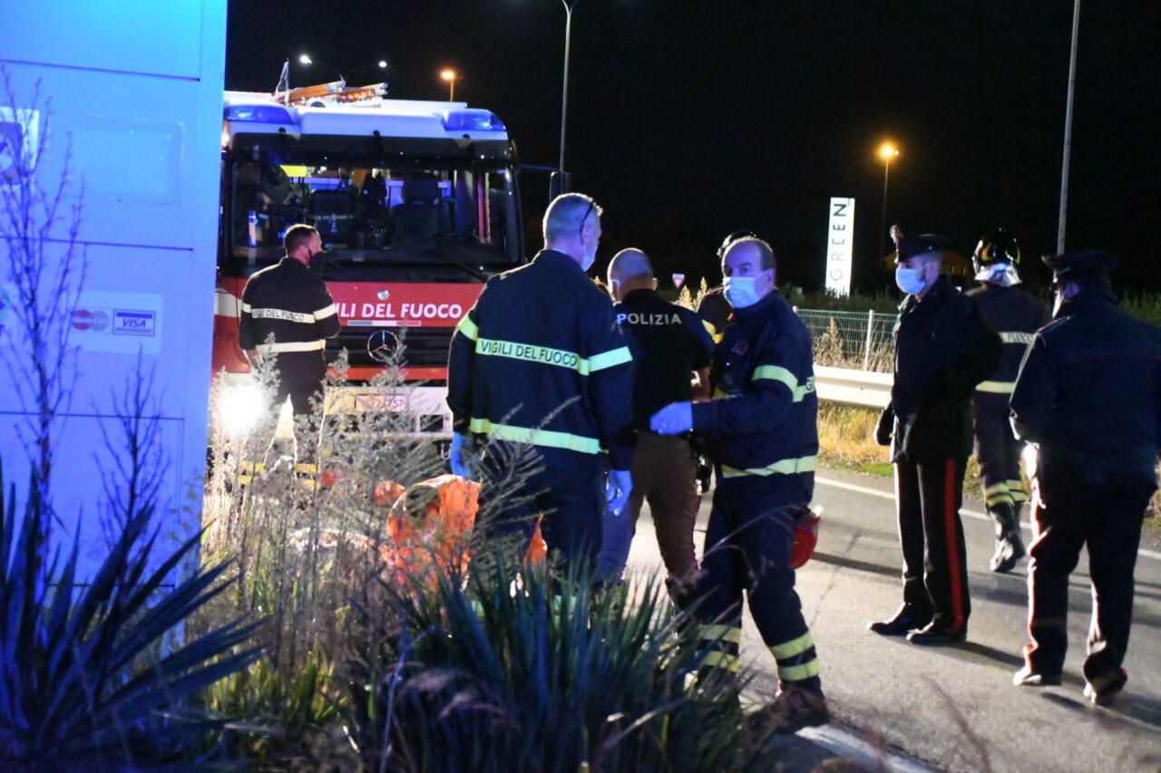 Diciottenne in stato confusionale trovata a terra sulla Statale 36